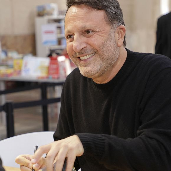 Son père est mort dix jours avant l’interview.

Arthur (Jacques Essebag)
Lors du bicentenaire de Hachette livre au Palais Brongniart " Les grandes rencontres Hachette " le 14 mars 2026. © Cédric Perrin/Bestimage