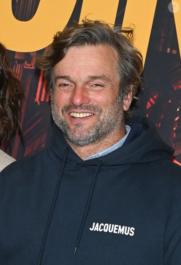 "Le regard tourné vers la mer, les pieds dans la nature, brute d'aspect, elle cache à l'intérieur une chaleur lumineuse", raconte les journalistes de "Gala".

Marc Thiercelin à l'avant-première du film "Mon héroïne" au cinéma UGC Normandie à Paris, le 12 décembre 2022. 

Photo : Coadic Guirec / Bestimage