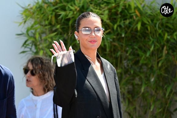 Au fil des tournages et des séances de maquillage, elle a même adopté un conseil clé pour lifter instantanément ses traits.

Adèle Exarchopoulos - L'équipe du film "Mariage au goût d'orange" arrive au photocall lors du 79ème Festival International du Film de Cannes, le 20 mai 2026. 

© Romain Doucelin / Bestimage