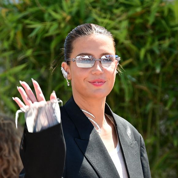 Au fil des tournages et des séances de maquillage, elle a même adopté un conseil clé pour lifter instantanément ses traits.

Adèle Exarchopoulos - L'équipe du film "Mariage au goût d'orange" arrive au photocall lors du 79ème Festival International du Film de Cannes, le 20 mai 2026. 

© Romain Doucelin / Bestimage