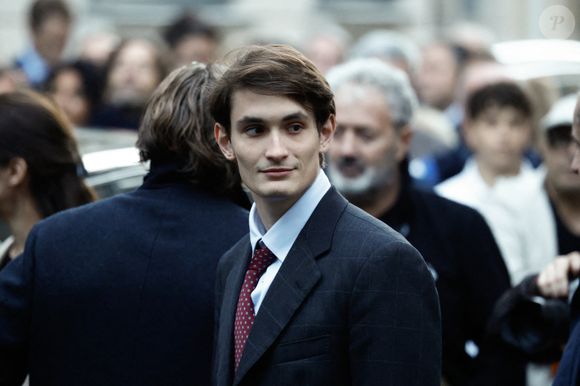Aurélien Enthoven - La famille et les soutiens de Nicolas Sarkozy se sont réunis devant son domicile le jour de son incarcération à la prison de la Santé à Paris le 21 octobre 2025.

© Moreau / Jacovides / Bestimage