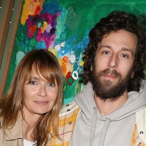 Axelle Laffont et son compagnon Romain Sichez - Vernissage de l'exposition Caroline Faindt "Essentielle" chez Wonder Nature à Paris le 11 mars 2024.

© Coadic Guirec / Bestimage