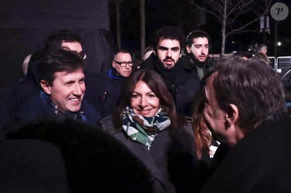Exclusif - Stéphane Bern présente l'émission "La Grande Soirée du 31 de Paris" diffusée sur France 2 sur les Champs-Elysées, en présence de Anne Hidalgo et Gil Alma, à Paris, France, le 31 décembre 2025. © Jack Tribeca/BHM/Bestimage