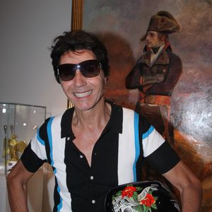 Exclusif - Jean-Luc Lahaye - Exposition de la collection de Pierre-Jean Chalençon pour la vente "Napoléon: Une collection historique" chez Sotheby's à Paris le 19 juin 2025.
C'est le styliste Jean-Charles de Castelbajac, qui a apporté sa touche colorée à la vitrine de la vente du 25 juin, consacrée aux objets provenant du trésor de Pierre-Jean Chalençon, l'un des plus grands collectionneurs privés d'objets napoléoniens au monde. © Baldini/Bestimage