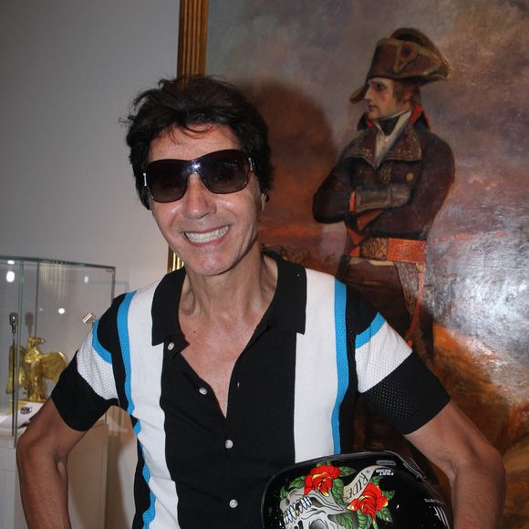Exclusif - Jean-Luc Lahaye - Exposition de la collection de Pierre-Jean Chalençon pour la vente "Napoléon: Une collection historique" chez Sotheby's à Paris le 19 juin 2025.
C'est le styliste Jean-Charles de Castelbajac, qui a apporté sa touche colorée à la vitrine de la vente du 25 juin, consacrée aux objets provenant du trésor de Pierre-Jean Chalençon, l'un des plus grands collectionneurs privés d'objets napoléoniens au monde. © Baldini/Bestimage