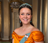 Isabella apparaît tout sourire, diadème et boucle d'oreilles, mais surtout smartphone à la main. Un détail qui a fait mouche !
Le cliché officiel de la princesse Isabella pour ses 18 ans dévoilé par le palais