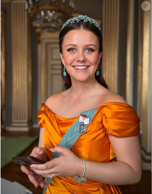 Isabella apparaît tout sourire, diadème et boucle d'oreilles, mais surtout smartphone à la main. Un détail qui a fait mouche !
Le cliché officiel de la princesse Isabella pour ses 18 ans dévoilé par le palais