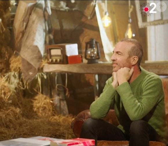 Calogero dans l'émission "Un dimanche à la campagne" face à Frédéric Lopez, Nora Hamzawi et Valérie Perrin. (Capture d'écran).