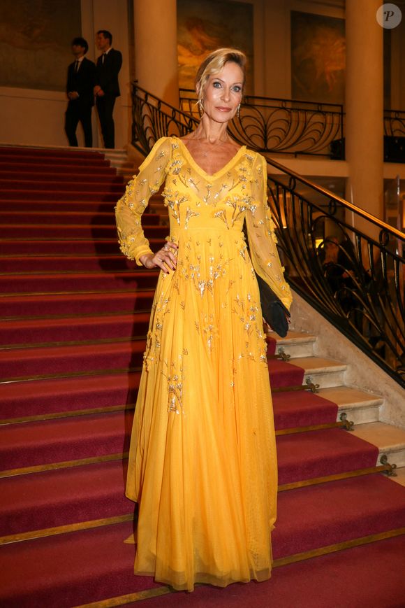 Quatre images avaient été publiées où l'on voyait l'oeil ensanglanté de l'actrice de 52 ans ainsi que ses pansements.

Rebecca Hampton - robe Christophe Guillarme - boucles d'oreilles Elsa Lee Paris - pochette Carmen Steffens - maquillage Campus des Maquilleurs - 28ème Gala de l'Espoir au profit de la Ligue contre le cancer au théâtre des Champs-Elysées à Paris le 29 Novembre 2022. © Christophe Guillarmé via Bestimage