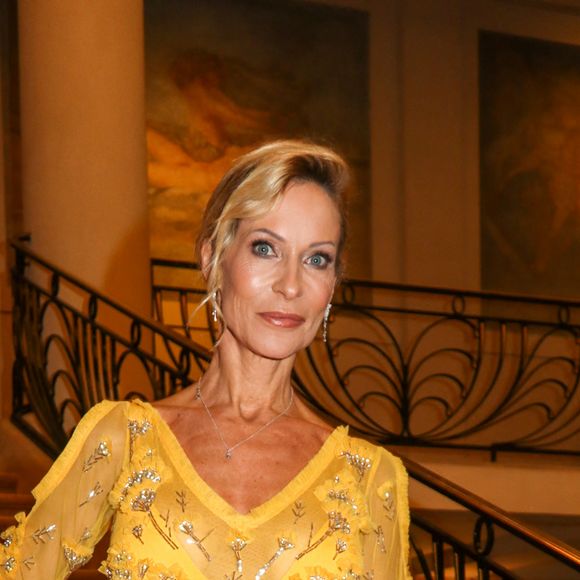 Quatre images avaient été publiées où l'on voyait l'oeil ensanglanté de l'actrice de 52 ans ainsi que ses pansements.

Rebecca Hampton - robe Christophe Guillarme - boucles d'oreilles Elsa Lee Paris - pochette Carmen Steffens - maquillage Campus des Maquilleurs - 28ème Gala de l'Espoir au profit de la Ligue contre le cancer au théâtre des Champs-Elysées à Paris le 29 Novembre 2022. © Christophe Guillarmé via Bestimage