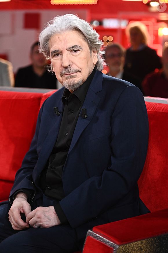 Le musicien avait mis un terme à sa carrière en 2022

Exclusif - Serge Lama - Enregistrement de l'émission "Vivement dimanche" au studio Gabriel à Paris le 23 janvier 2024, diffusée le 11 février 2024 sur France 3. 
© Guillaume Gaffiot / Bestimage