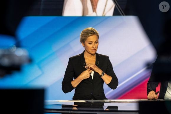 Anne Sophie Lapix sur le plateau de l'émission spéciale sur les élections présidentielles de la télévision publique française France 2, à Paris, France le 24 avril 2022. Photo par Ammar Abd Rabbo/ABACAPRESS.COM