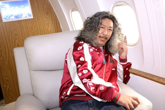 Célèbre sous le nom du "Chinois marrant", ce comédien d'origine chinoise et cambodgienne avait été révélé dans le "Jamel Comedy Club" en 2014, avant de connaître un formidable succès sur scène, mais aussi à l'écran.

Exclusif - Bun Hay Mean (Le Chinois Marrant) lors de l'enregistrement de l'émission "Le Jet de Luxe", présentée par Jordan de Luxe. Paris, le 18 avril 2025.
© Cédric Perrin/Bestimage