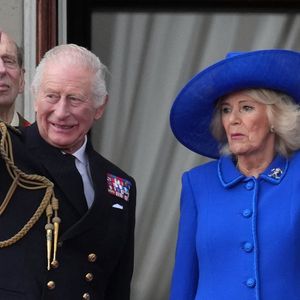Le roi Charles III d'Angleterre et la reine Camilla - Le 5 mai 2025, défilé militaire pour marquer le 80e anniversaire de la Victoire en Europe. © Julien Burton / Bestimage