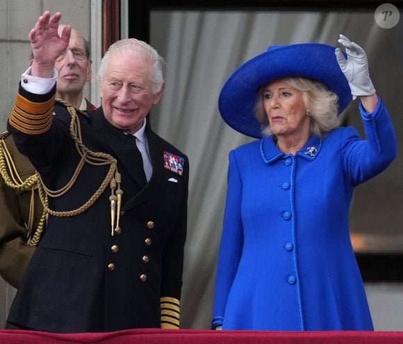 Le roi Charles III d'Angleterre et la reine Camilla - Le 5 mai 2025, défilé militaire pour marquer le 80e anniversaire de la Victoire en Europe. © Julien Burton / Bestimage