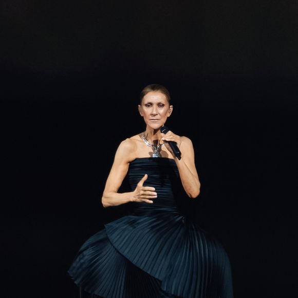 Celine Dion, tenue et bijoux Boucheron, lors de son premier concert à la Plénitude Arena à Paris La Défense le 12 septembre 2026. 

Photo : Agence / Bestimage