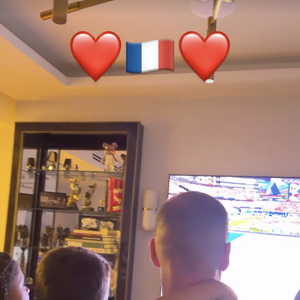 Ambiance survoltée à la maison : maillots floqués au nom des enfants, Marseillaise entonnée avant le coup d'envoi

Matt Pokora avec ses fils et sa belle-fille devant le match France/Maroc lors de la Coupe du Monde 2026 - Instagram