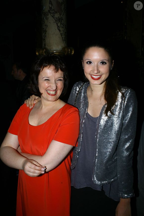 Anne Roumanoff et sa fille Alice - Anne Roumanoff inaugure sa statue de cire au musee Grevin a Paris le 10 juin 2013. (JLPPA / Bestimage).
