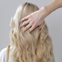Accélérer la pousse des cheveux c’est possible : ces produits et une nouvelle routine sont indispensables pour y arriver