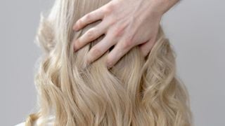 Accélérer la pousse des cheveux c’est possible : ces produits et une nouvelle routine sont indispensables pour y arriver