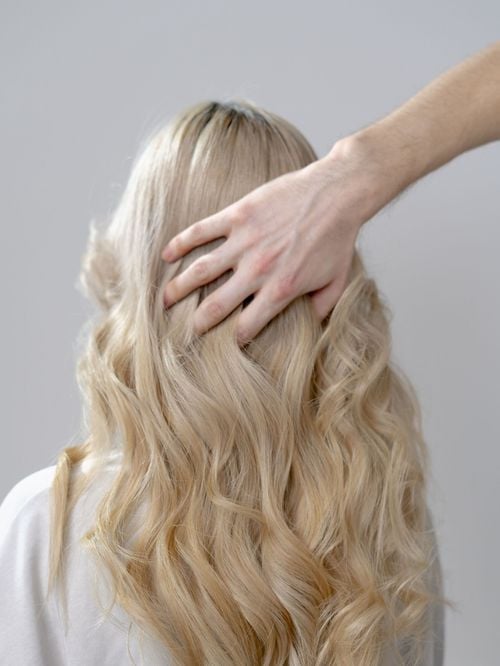 Accélérer la pousse des cheveux c’est possible : ces produits et une nouvelle routine sont indispensables pour y arriver