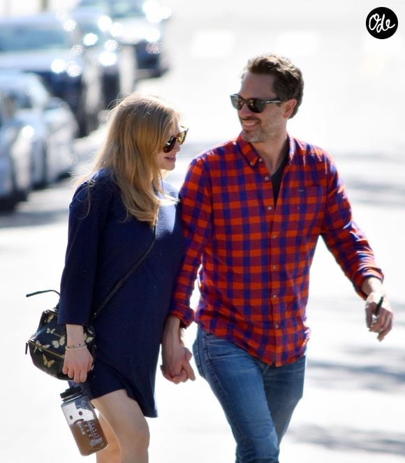Leur belle histoire d'amour avait débuté sur les planches avant de se concrétiser sur les plateaux.

Exclusif - Amanda Seyfried, enceinte, et Thomas Sadoski se baladent à West Hollywood le 13 février 2017.

© Bestimage