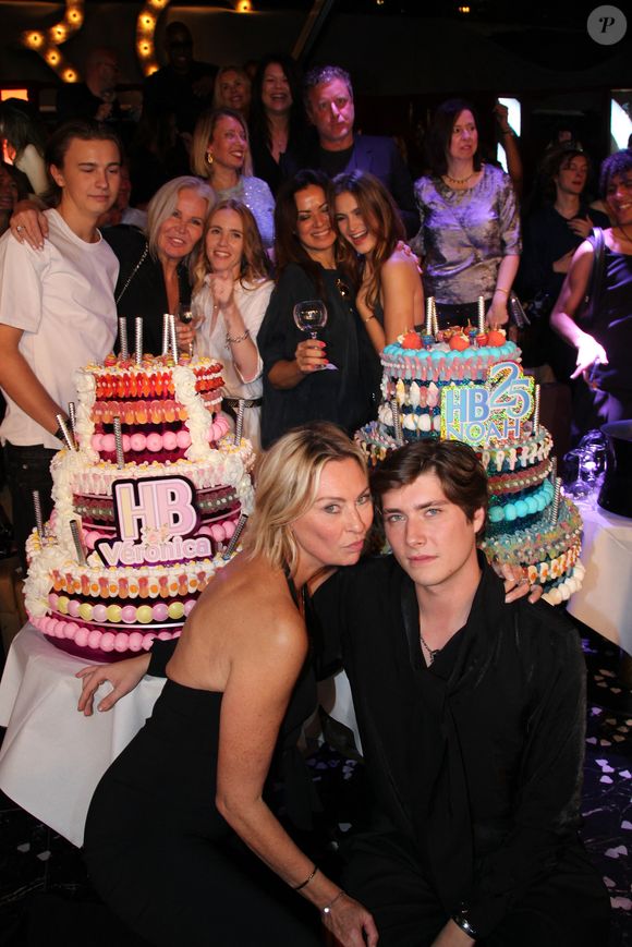 Exclusif - Véronica Thierry (directrice adjointe de l’Arc et son fils Noah  à la soirée d’anniversaire de Véronica Thierry au club l’Arc Paris le 10 novembre 2025.
© Philippe Baldini / Bestimage