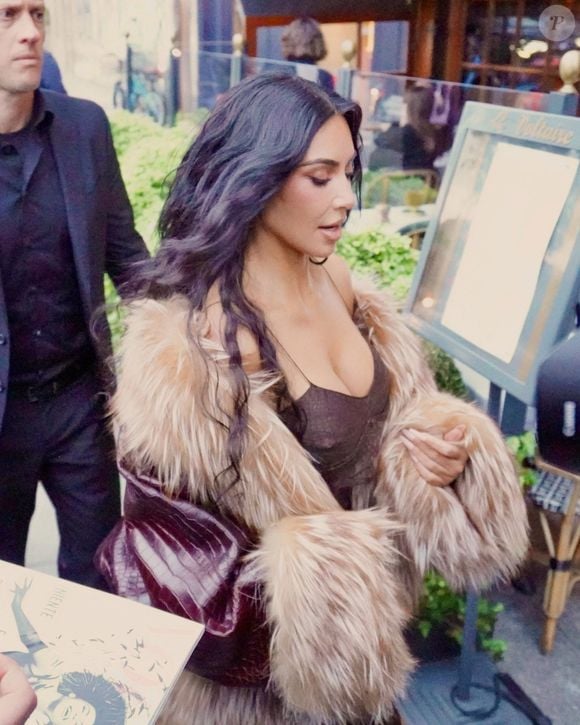 Kim Kardashian et sa mère Kris Jenner vont dîner au restaurant Le Voltaire à Paris le 13 mai 2025
©Backgrid UK/ Bestimage