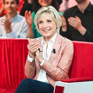 À l'approche de son soixante-dix-huitième anniversaire, la présentatrice météo de TF1 affiche une silhouette impeccable, garantie sans aucune chirurgie esthétique.

Exclusif - Evelyne Dheliat - Enregistrement de l'émission "Vivement dimanche" au studio Gabriel, présentée par M.Drucker.
© Guillaume Gaffiot / Bestimage