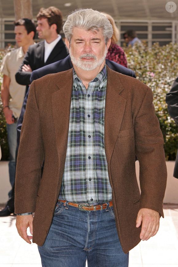 Le réalisateur américain George Lucas pose lors d'un photocall pour son film 'Star Wars Episode III : La Revanche des Sith' dans le cadre du 58ème festival de Cannes, à Cannes, dans le sud de la France, le vendredi 15 mai 2005. Photo by Hahn-Nebinger-Klein/ABACA