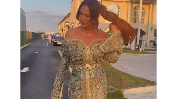 La chanteuse a également partagé des images de la deuxième robe plus traditionnelle qu'elle a portée, une création scintillante laissant ses épaules dénudées. 

Vitaa, Instagram mai 2025