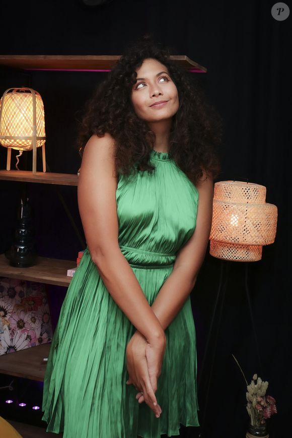 Vaimalama Chaves pose pour En Privé avec, à l'occasion de la promotion de son livre O Vai (éd. First)