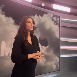 La preuve avec ce dernier look : une petite robe noire pour présenter la météo 

Tatiana Silva, enceinte et divine en robe noire pour présenter la météo.