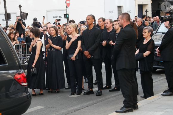 Manon Ardisson, Ninon Ardisson, Patrick Ardisson, Audrey Crespo-Mara et son fils Zekou, Gaston Ardisson - Sorties des obsèques de Thierry Ardisson en l’église Saint-Roch de Paris, France, le 17 juillet 2025. © Clovis-Jacovides/Bestimage