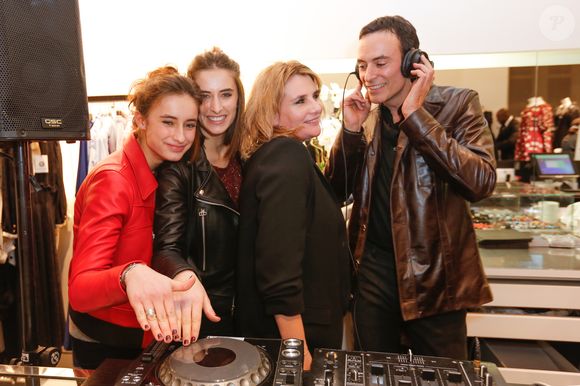 Elle y apprend les mécanismes du luxe !

Exclusif - Anthony Delon avec ses filles Loup et Liv, Marie-Amélie Seigner - Lancement de la marque de vêtements de cuir "Anthony Delon 1985" chez Montaigne Market à Paris. Le 7 mars 2017 © Philippe Doignon / Bestimage