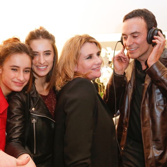 Elle y apprend les mécanismes du luxe !

Exclusif - Anthony Delon avec ses filles Loup et Liv, Marie-Amélie Seigner - Lancement de la marque de vêtements de cuir "Anthony Delon 1985" chez Montaigne Market à Paris. Le 7 mars 2017 © Philippe Doignon / Bestimage