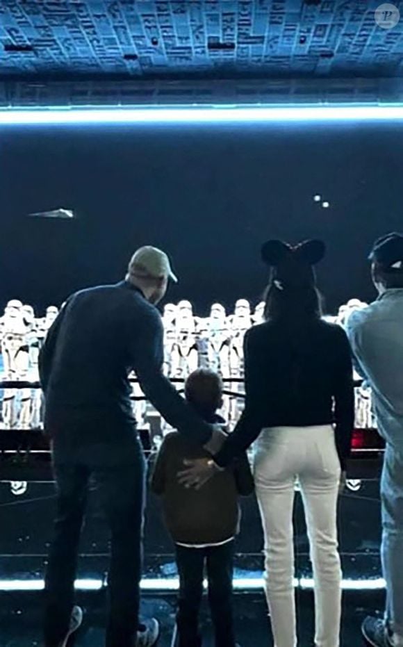 Les internautes ont pu apercevoir Archie et Lilibet.

 Le prince Harry révèle que Space Mountain est son attraction préférée dans un parc d'attractions grâce à la princesse Diana. Lui et son épouse Meghan Markle apparaissent dans l'émission spéciale d'ABC pour le 70e anniversaire de Disneyland. Le duc et la duchesse de Sussex sont à l'affiche de l'émission d'ABC News intitulée « The Happiest Story on Earth: 70 Years of Disneyland ». © Backgrid UK/ Bestimage