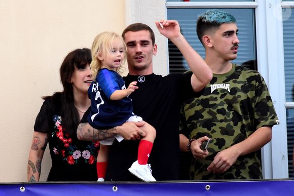 Antoine Griezmann avec sa fille Mia dans ses bras, son frère Théo et sa soeur Maud - Antoine Griezmann venu remercier les supporters de sa ville natale de Mâcon, suite à la victoire de la coupe du monde de football 2018 sur le balcon de l'hôtel de ville de Mâcon le 20 juiilet 2018
© Romain Doucelin / Bestimage