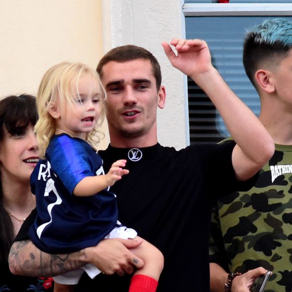 Antoine Griezmann avec sa fille Mia dans ses bras, son frère Théo et sa soeur Maud - Antoine Griezmann venu remercier les supporters de sa ville natale de Mâcon, suite à la victoire de la coupe du monde de football 2018 sur le balcon de l'hôtel de ville de Mâcon le 20 juiilet 2018
© Romain Doucelin / Bestimage