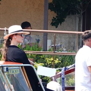 Karlie Kloss arrive à Venise pour assister au mariage de Jeff Bezos et Lauren Sanchez (26 - 28 juin 2025), le 26 juin 2025.

Backgrid UK/ Bestimage