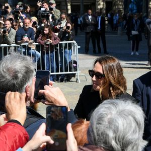 Laura Smet a pris un moment pour saluer le public venu la soutenir dans cette épreuve difficile. 
Laura Smet - Sorties des obsèques de Nathalie Baye en l'église Saint-Sulpice à Paris le 24 avril 2026. © Lionel Urman / Bestimage