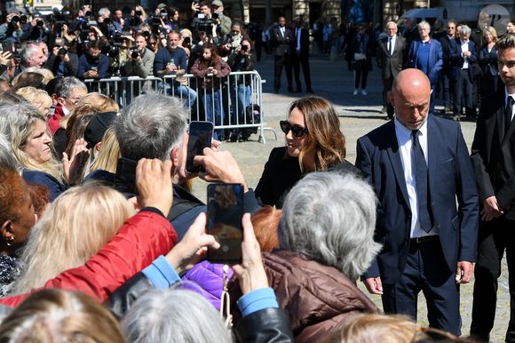 Laura Smet a pris un moment pour saluer le public venu la soutenir dans cette épreuve difficile. 
Laura Smet - Sorties des obsèques de Nathalie Baye en l'église Saint-Sulpice à Paris le 24 avril 2026. © Lionel Urman / Bestimage