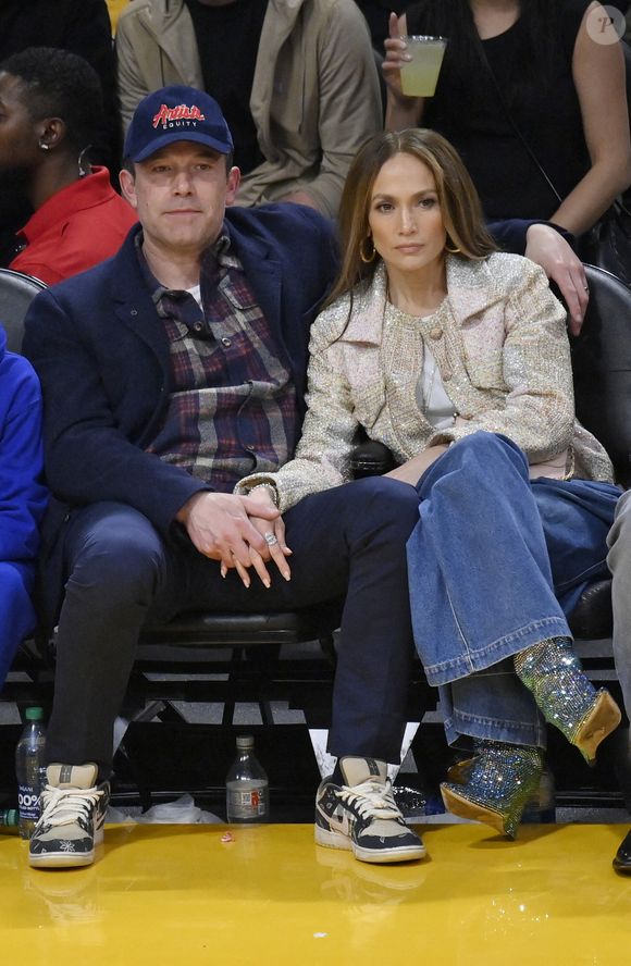 Jennifer Lopez, Ben Affleck et son fils Samuel Garner Affleck sont assis à côté du terrain pendant le match NBA Los Angeles Lakers/Golden State Warriors au Crypto.com Arena à Los Angeles le samedi 16 mars 2024. Photo by Jim Ruymen/UPI /ABACAPRESS.COM