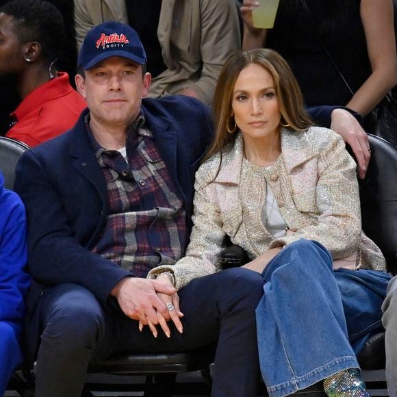 Jennifer Lopez, Ben Affleck et son fils Samuel Garner Affleck sont assis à côté du terrain pendant le match NBA Los Angeles Lakers/Golden State Warriors au Crypto.com Arena à Los Angeles le samedi 16 mars 2024. Photo by Jim Ruymen/UPI /ABACAPRESS.COM