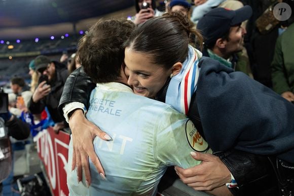 Exclusif - Antoine Dupont, Iris Mittenaere lors du match de rugby du Tournoi des Six Nations France contre Angleterre au Stade de France à Saint-Denis le 14 mars 2026. © AGENCE / BESTIMAGE