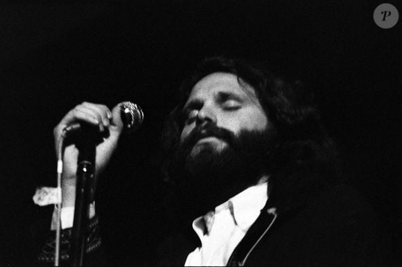 Jim Morrison du groupe The Doors au célèbre festival de l'île de Wight en 1970, auquel on estime qu'entre 600 et 700 000 personnes ont assisté. Samedi 29 août 1970 Photo Alamy/ABACAPRESS.COM