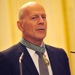 Bruce Willis reçoit les insignes de commandeur de l'ordre des Arts et des Lettres des mains d'Aurélie Filippetti, ministre de la Culture et de la Communication 2013 VEEREN / BESTIMAGE