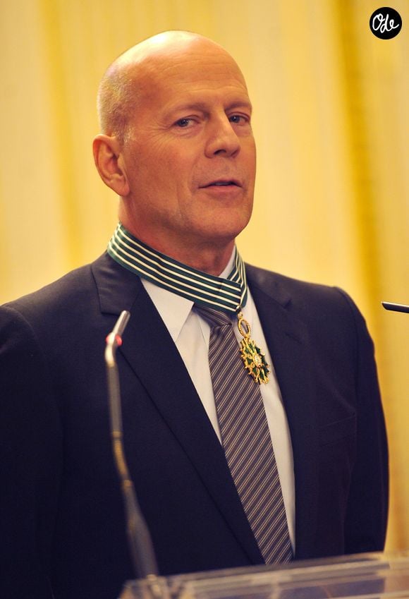 Bruce Willis reçoit les insignes de commandeur de l'ordre des Arts et des Lettres des mains d'Aurélie Filippetti, ministre de la Culture et de la Communication 2013 VEEREN / BESTIMAGE