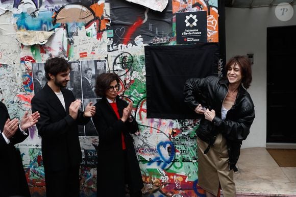Ben Attal, Rachida Dati (ministre de la culture), Charlotte Gainsbourg lors de la cérémonie de dévoilement de la plaque "Maison des Illustres" de la Maison Gainsbourg à Paris, France, le 2 avril 2024. © Christophe Clovis/Bestimage