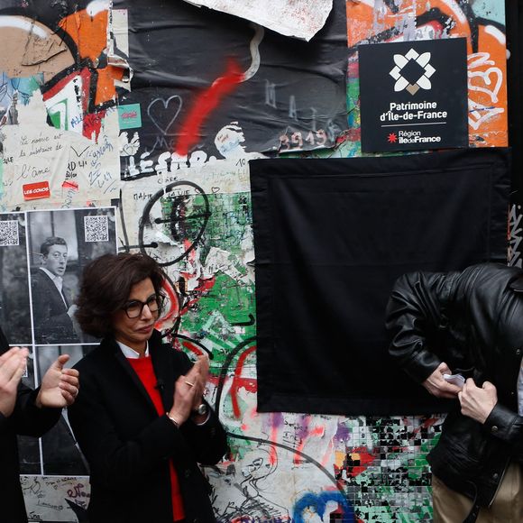Ben Attal, Rachida Dati (ministre de la culture), Charlotte Gainsbourg lors de la cérémonie de dévoilement de la plaque "Maison des Illustres" de la Maison Gainsbourg à Paris, France, le 2 avril 2024. © Christophe Clovis/Bestimage